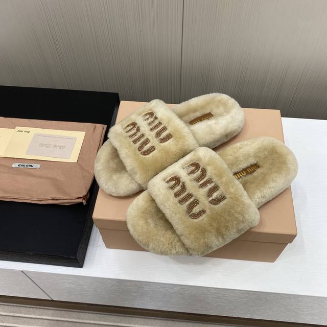 出厂价 顶级品质 缪缪miumiu2024秋冬新款半拖毛拖 代购级别！高级感十足！国内外博主刷爆的一款，复古又时髦 上脚美炸了！官网主推款★ 简约的格板设计，极